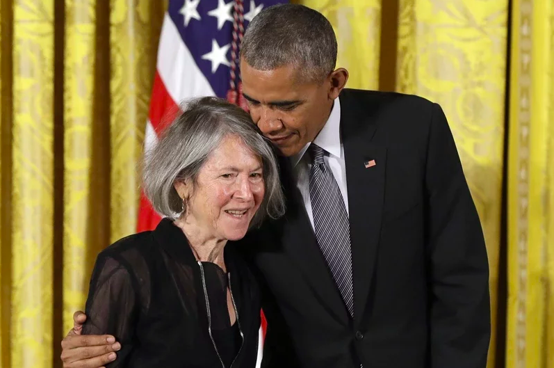 美國女詩人格勒克（Louise Gluck)獲前任美國總統歐巴馬頒發國家人文獎章的照片