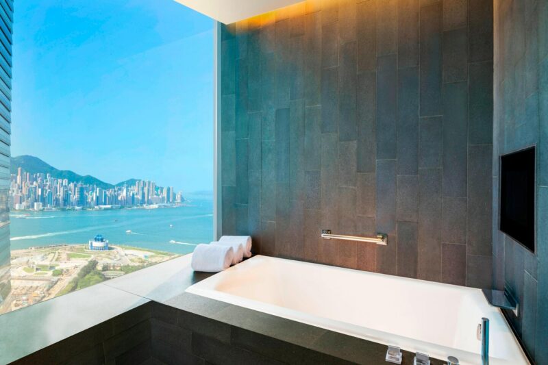 酷角套房的浴缸正對落地大玻璃，能飽覽全片海景