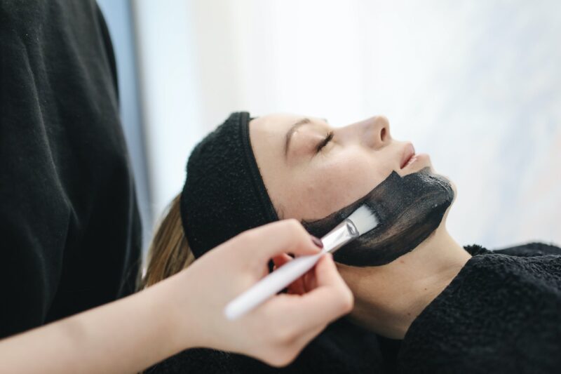 美容師要為客戶提供專業護理療程