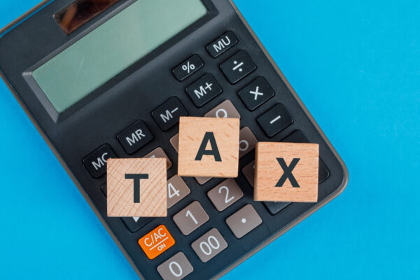 會計出路-稅務會計師專注於處理稅務工作。