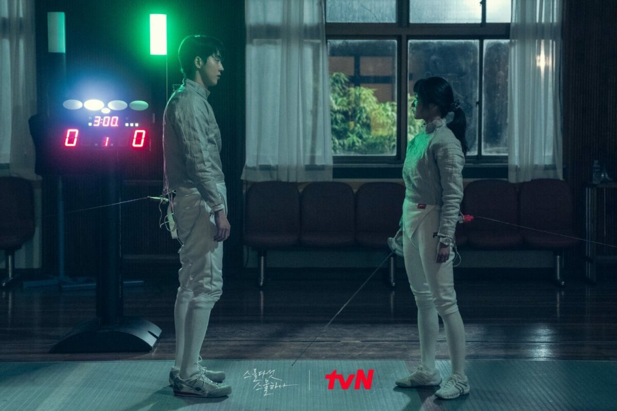 二十五 二十一 二十五,二十一-易辰和希度在擊劍後對話的場面